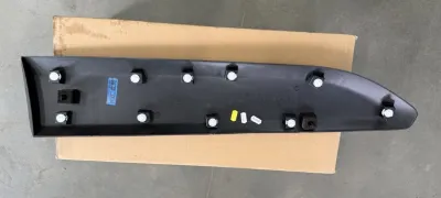 Moldura inferior de puerta delantera izquierda PEUGEOT 98176963XT