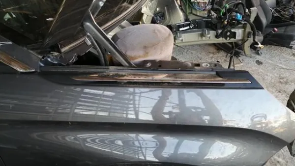 Moldura de guardabarros delantero derecho 98142289DX Peugeot/Citroen
