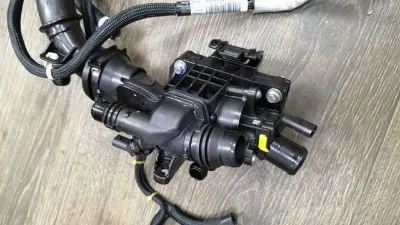 Caja del termostato PEUGEOT 9812113780