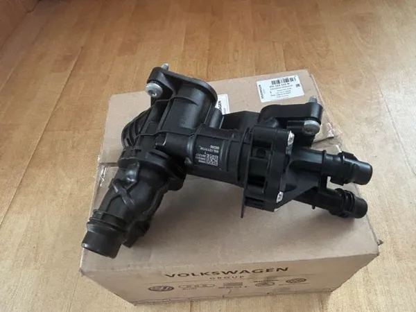 Caja de termostato Volkswagen Golf VIII