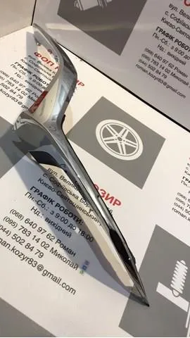 Moldura derecha de la parrilla del radiador DFR7507J0D Mazda