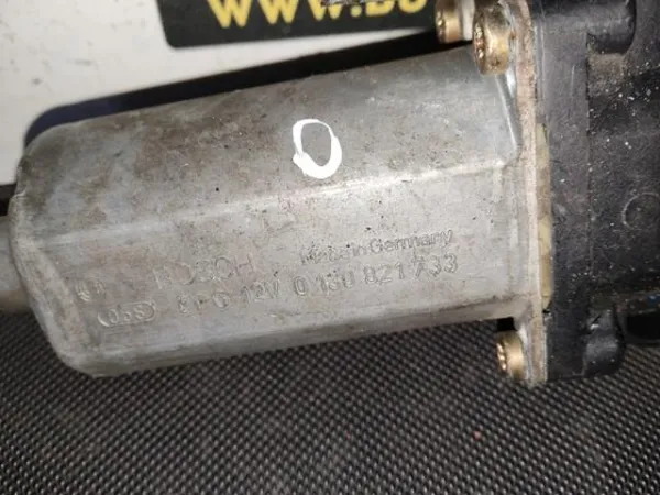 Motor del elevalunas de la puerta trasera izquierda 0130821733 VAG