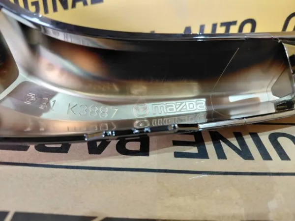 Moldura izquierda de la parrilla del radiador KSD5507K0 Mazda