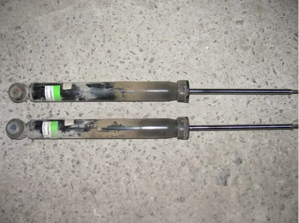 Amortiguadores traseros Mazda KN1C28700B