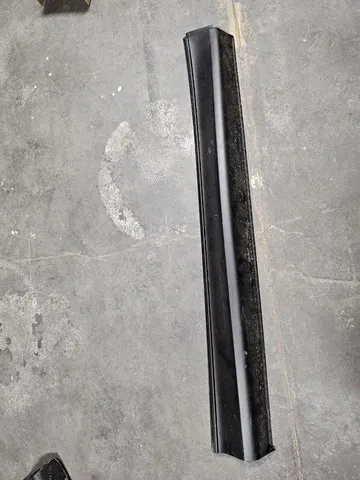 Moldura de puerta delantera derecha KB7W51RA0E Mazda