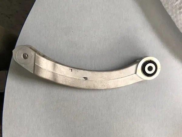 Brazo superior izquierdo de la suspensión trasera 670161064 Fiat/Alfa/Lancia
