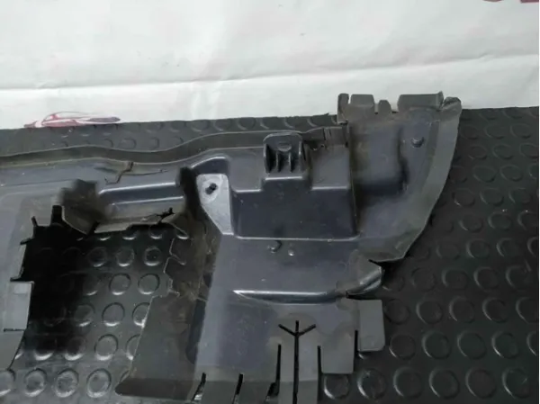 Soporte inferior del radiador (panel de montaje de faros) 9812134180 Peugeot/Citroen