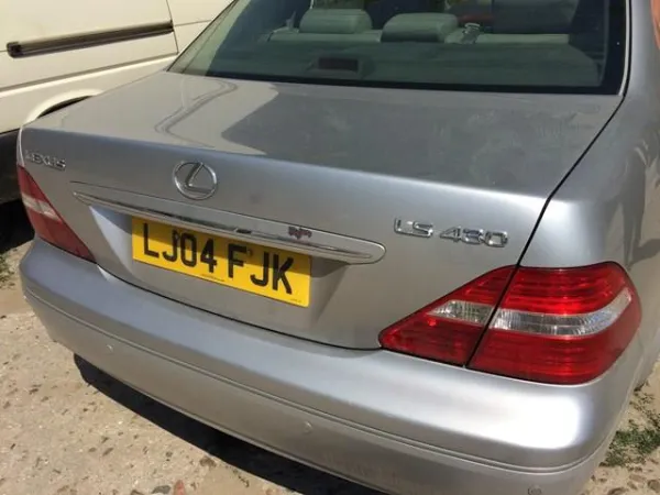 Tapa maletero Lexus LS UCF30