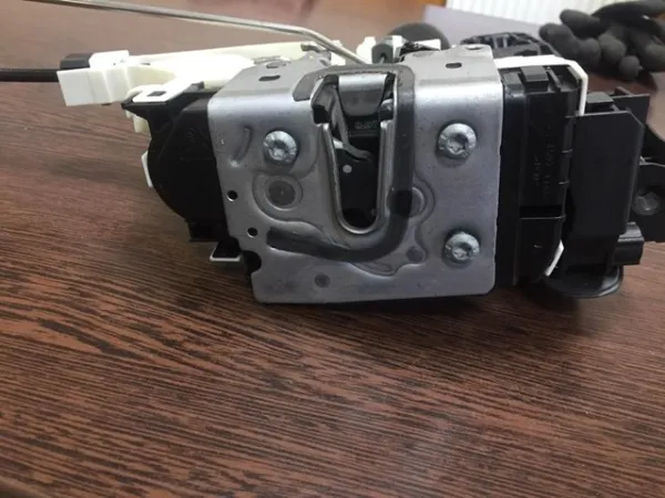 Cerradura de puerta delantera derecha A9077200300 Mercedes