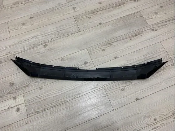 Moldura de la rejilla del radiador KB8A507E1BBB Mazda