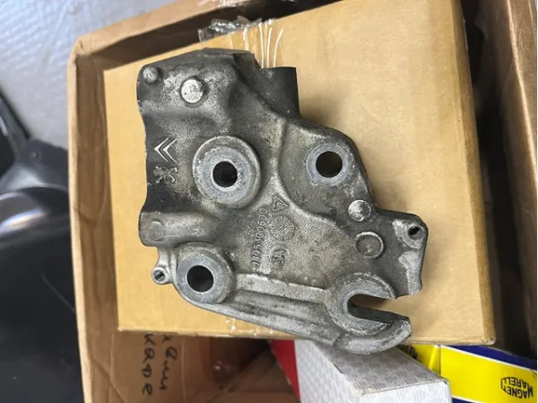 Soporte del soporte izquierdo del motor 9805300680 Peugeot/Citroen
