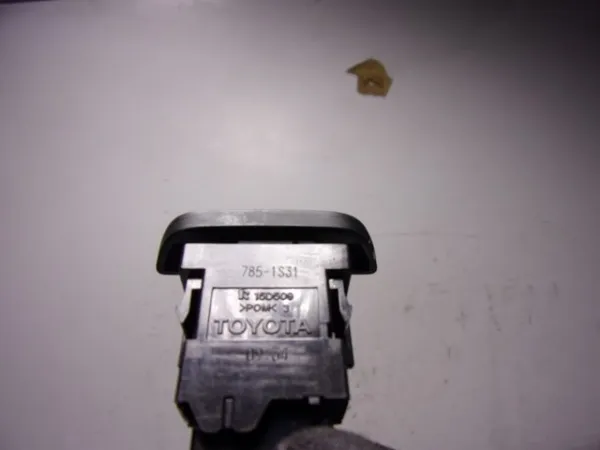 Boton warning Toyota Yaris P21
