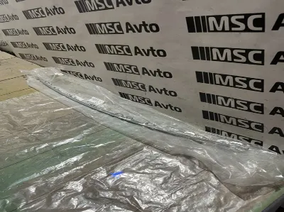 Moldura de parachoques trasero central VAG 80A8530573Q7