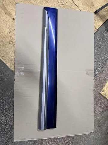 Moldura de puerta delantera izquierda inferior 80A853959GGRU VAG