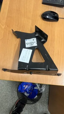 Soporte delantero izquierdo para aleta delantera 9817764880 Peugeot/Citroen
