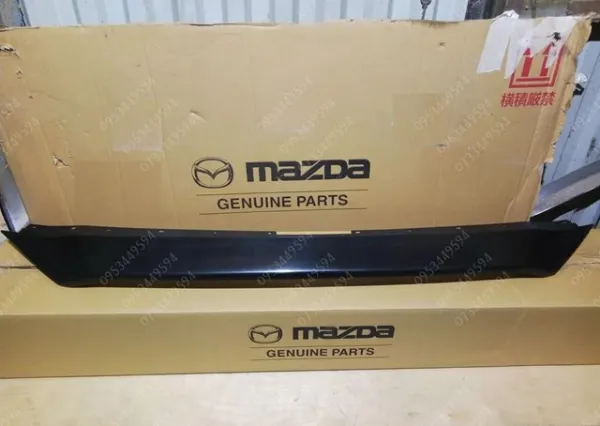 Moldura de la rejilla del radiador KB8A507E1BBB Mazda