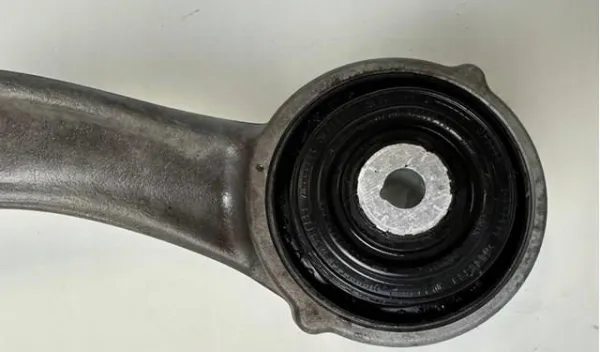 Brazo inferior derecho de la suspensión delantera LR144505 Land Rover