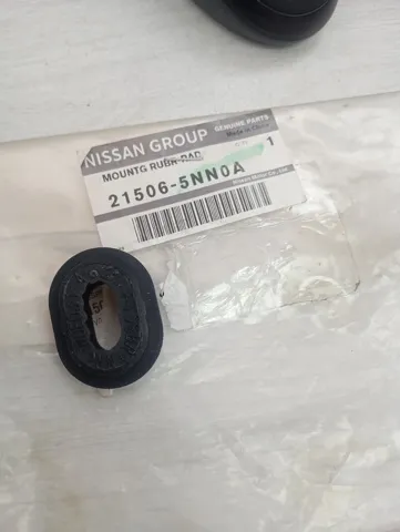 Soporte superior de radiador 215065NN0A Nissan/Infiniti