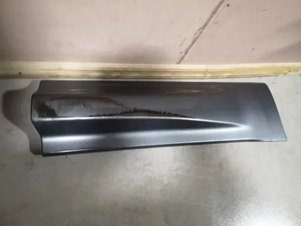 Moldura inferior de puerta trasera derecha LR044134 Land Rover