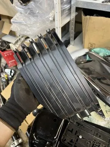 Tapa del gancho de remolque del parachoques delantero izquierdo 9814208980 Peugeot/Citroen