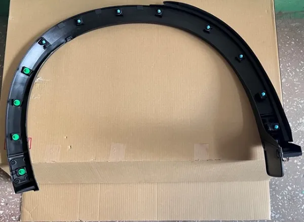 Extensión de la aleta trasera izquierda KB7W51W60F8N Mazda