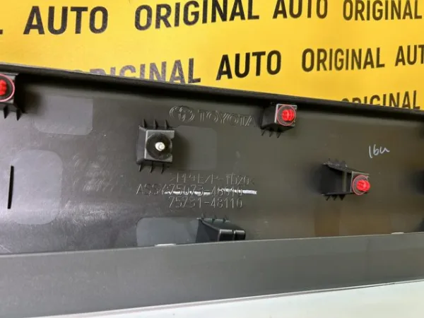 Moldura inferior de puerta delantera derecha 7507348010 Toyota