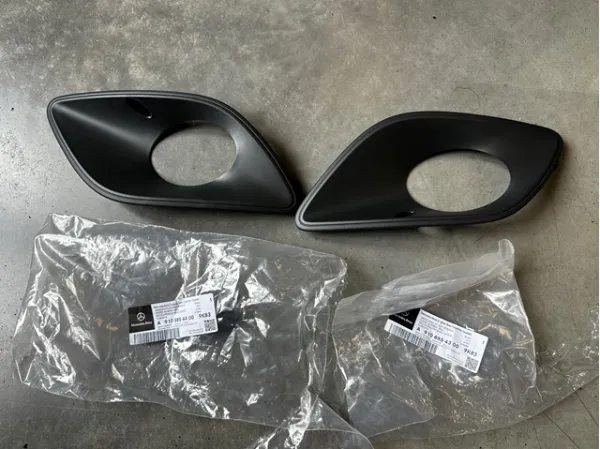 Rejilla del parachoques delantera izquierda A91088543009K83 Mercedes