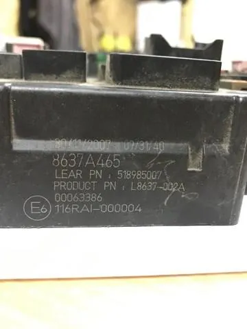 Caja de fusibles trasera interior 8637A465 Mitsubishi