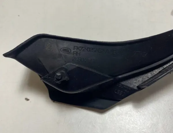 Moldura exterior del pilar delantero derecho LR061135 Land Rover