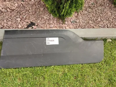 Moldura inferior de la puerta trasera izquierda PEUGEOT 9820520680