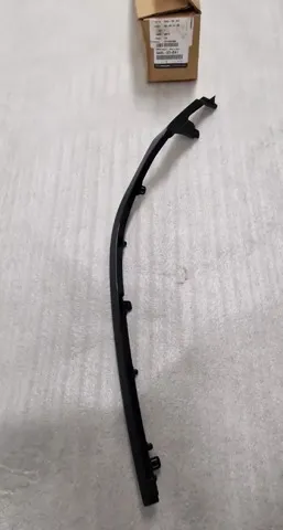 Embellecedor derecho de la parrilla del radiador G46L50B41 Mazda