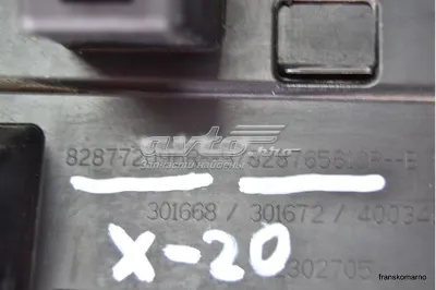 Moldura puerta trasera izquierda RENAULT 828772096R