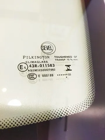 Cristal de ventilación puerta delantera izquierda 1363018080 Fiat/Alfa/Lancia