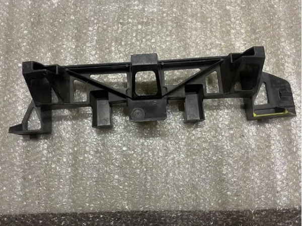 Soporte central del parachoques delantero 13125001 General Motors