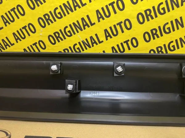 Moldura de puerta delantera izquierda KB7W51RB0E Mazda