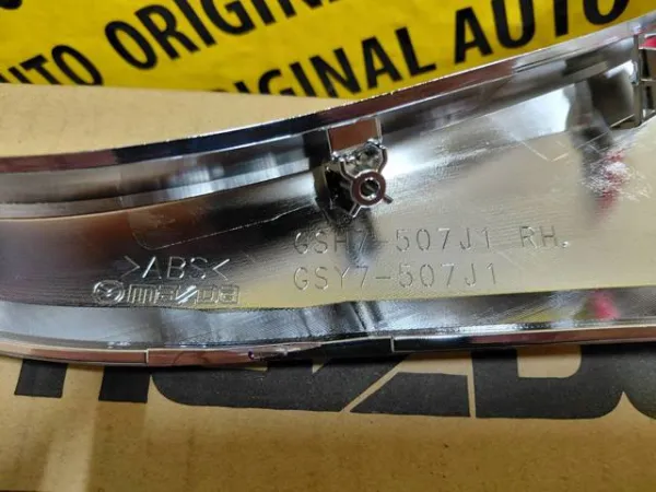 Moldura derecha de la parrilla del radiador GSH7507J0D Mazda