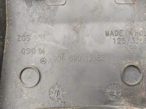 Moldura exterior central derecha del pilar de la carrocería A9066901282 Mercedes